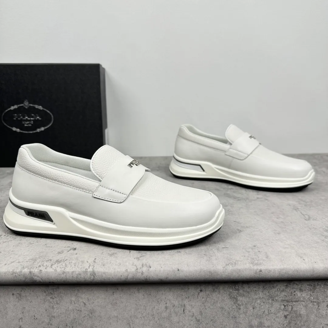 Batch 700 Prada/Prada men's matte leather thick-soled lightweight loafers! Casual fit, lightweight rubber sole slip-on driving shoes, matte calfskin wrapped around the entire upper, front body in pebbled calfskin/soft cloth, two styles available! Decorated with genuine leather buckle, front decorative details of PRADA silver letters, genuine leather feet, classic silver letter logo badge details, technical mesh lining, push-on opening and closing method, convenient and comfortable, cool and breathable! Paired with a lightweight, sporty functional thick sole, it is extremely comfortable on the feet and will not be tiring after long-term wear. It is available in multiple colors to meet different matching needs and comes with a complete package! Size: 39-40-41-42-43-44 Leather shoe size Item number: 2EE915 full leather